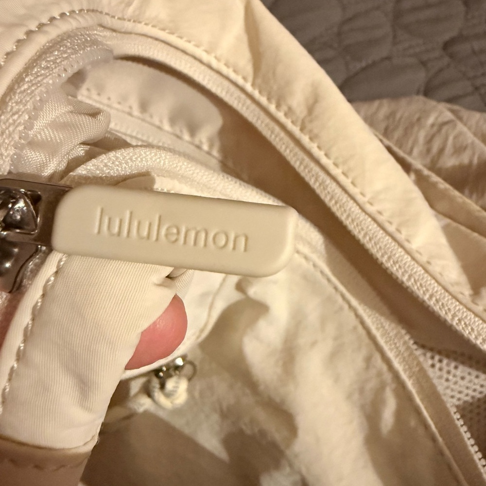 Lululemon Slouchy Sling Bag 6L. Excellent used condition. - Picture 7 of 10
